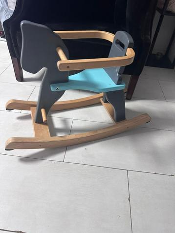 Hobbelpaard hout beschikbaar voor biedingen