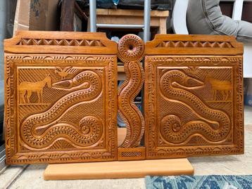 Antieke Houten Wandplaat met Snijwerk beschikbaar voor biedingen