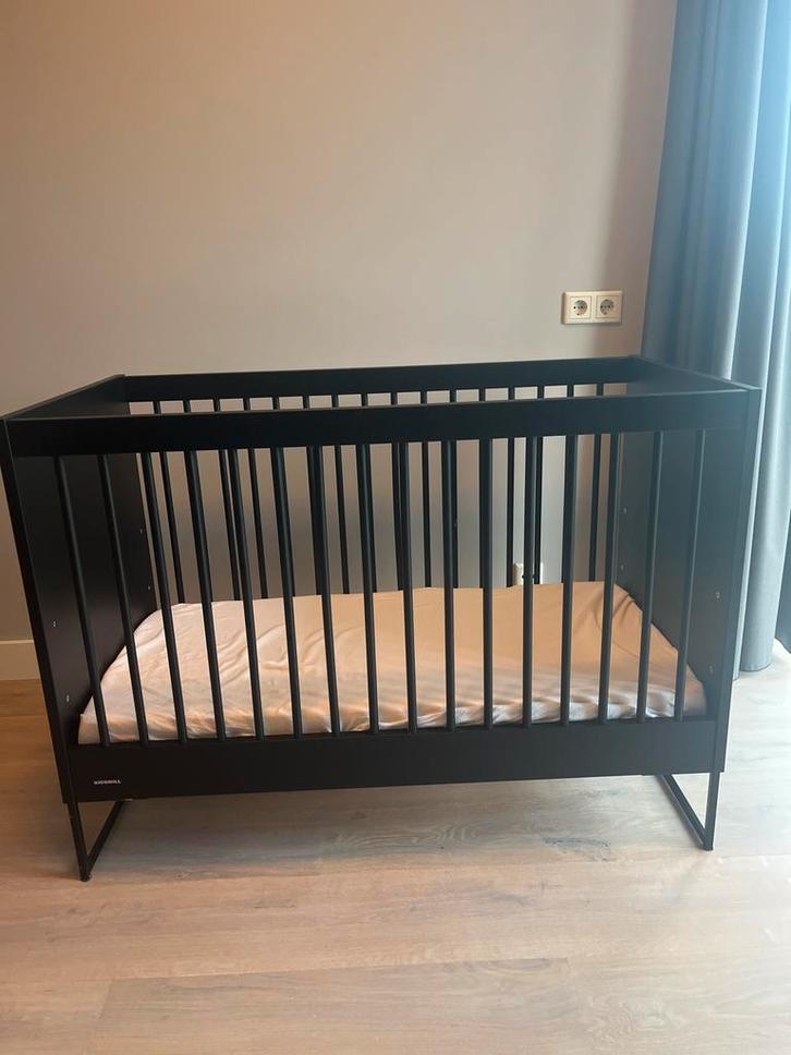 Zwart Ledikant Kidsmill + Aerosleep matras, Kinderen en Baby's, Babywiegjes en Ledikanten, Zo goed als nieuw, Ledikant, Ophalen of Verzenden