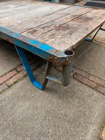 Mooie geleefde industriële salontafel tafel beschikbaar voor biedingen
