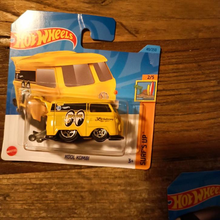 Hot Wheels Surf's Up VW KOOL KOMBI ( MOONEYES ) geel, Hobby en Vrije tijd, Modelauto's | Overige schalen, Nieuw, Auto, Ophalen of Verzenden