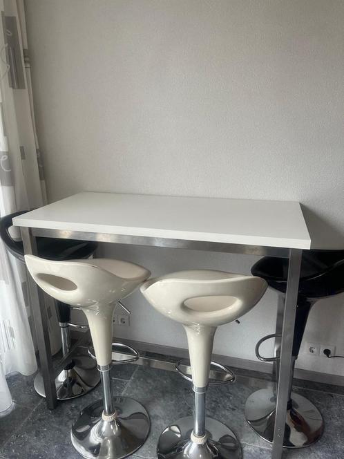 Leuke mooie bar met in hoogte verstelbare barkrukken, Huis en Inrichting, Barkrukken, Zo goed als nieuw, Kunststof, 2 krukken