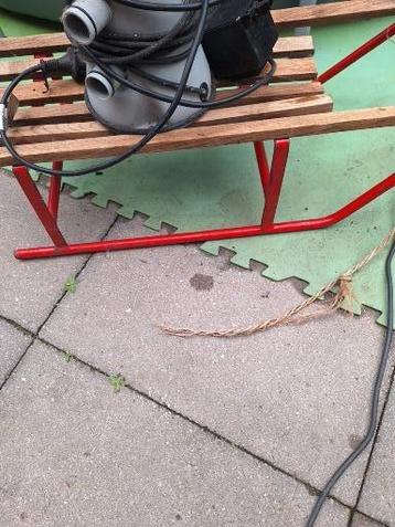 Vintage ijzeren slee beschikbaar voor biedingen
