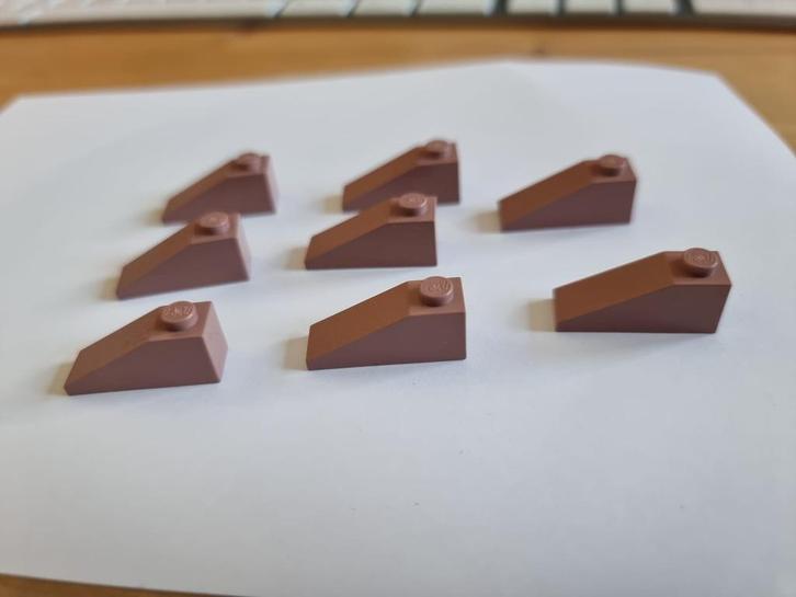 LEGO slope 3x1 (4286) in zeldzame kleur sand red (zandrood), Kinderen en Baby's, Speelgoed | Duplo en Lego, Zo goed als nieuw