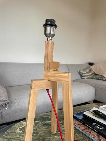 Houten design tafellamp beschikbaar voor biedingen