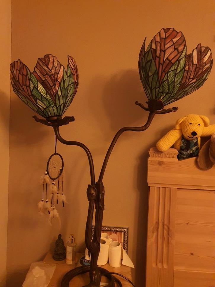 Tiffany Stijl Lamp met Twee Bloemen, Huis en Inrichting, Lampen | Vloerlampen, Gebruikt, Minder dan 100 cm, Glas, Metaal, Ophalen