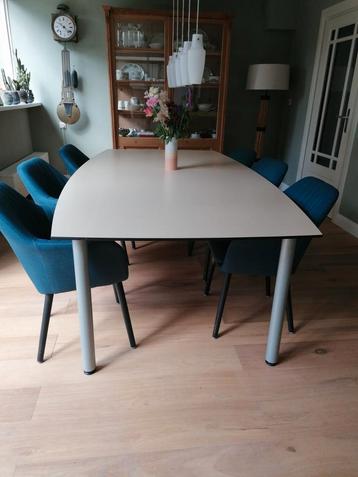 Eettafel/vergadertafel beschikbaar voor biedingen