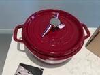 NIEUWE Staub 24 cm Bordeaux in de doos, Huis en Inrichting, Keuken | Potten en Pannen, Gietijzer, Nieuw, Ophalen of Verzenden