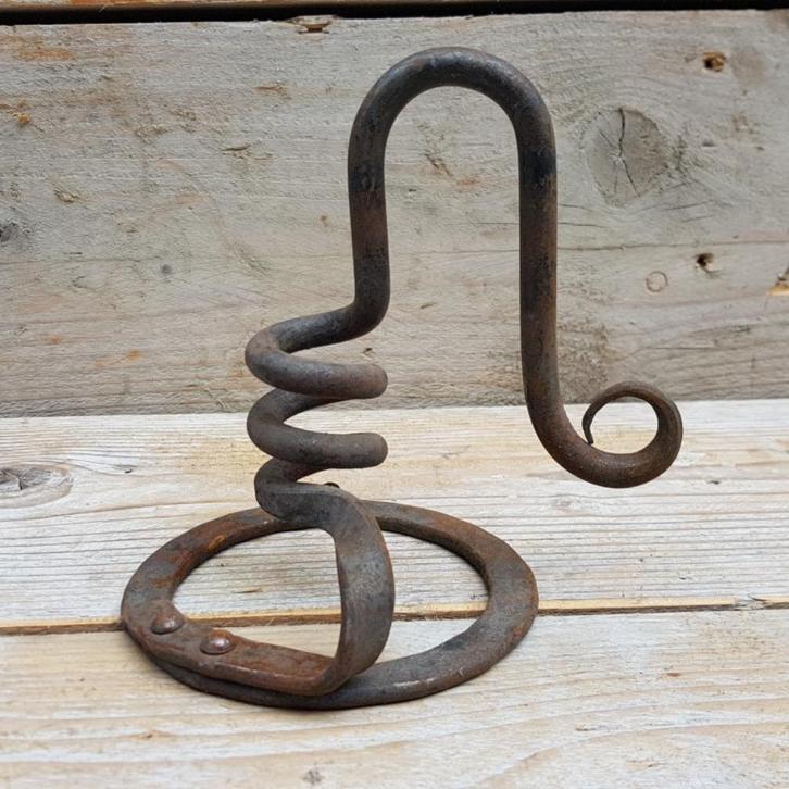 Brocante antieke smeedijzeren Jeanne d'Arc kandelaar, Huis en Inrichting, Woonaccessoires | Kandelaars en Kaarsen, Zo goed als nieuw