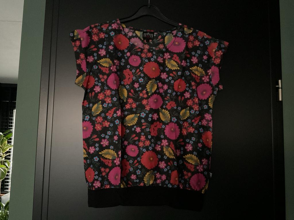 Luchtig shirtje met bloemenprint - ATO, Zwart, Ophalen of Verzenden, Zo goed als nieuw, Korte mouw