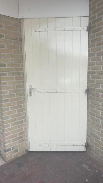 Buitendeur (poortdeur) in goede staat (wit) beschikbaar voor biedingen