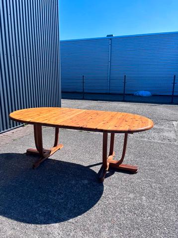 Vintage eettafel uitschuifbaar rond ovaal beschikbaar voor biedingen