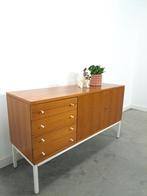 Dressoir uit Zweden met wit stalen poten, vintage sideboard, Gebruikt, 100 tot 150 cm, Vintage, Ophalen of Verzenden
