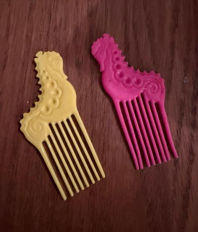 Island Fun Barbie 1987 - gele en roze kam, Verzamelen, Poppen, Gebruikt, Accessoires, Ophalen of Verzenden