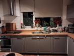 Grijze keuken met eiken blad en apparatuur, Huis en Inrichting, Keuken | Complete keukens, Ophalen, Gebruikt, Hoekkeuken, Hout