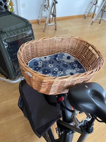 Hippe en praktische Aumüller fiets hondenmand van wilgentak beschikbaar voor biedingen