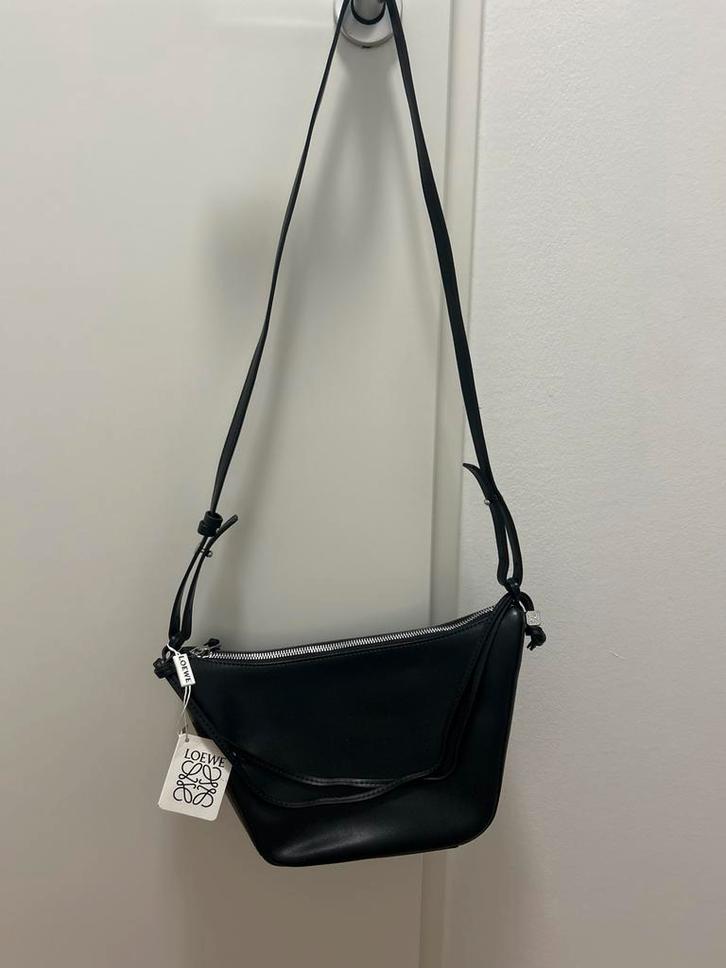 Loewe Elegante zwarte schoudertas, Sieraden, Tassen en Uiterlijk, Tassen | Damestassen, Zo goed als nieuw, Schoudertasje, Zwart