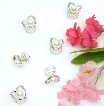 Curlies met mooie strass steentjes en een parels. beschikbaar voor biedingen