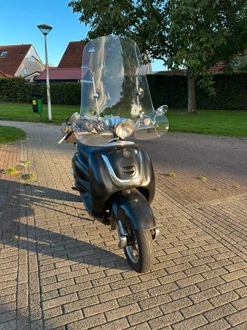 Leuke retro scooter beschikbaar voor biedingen