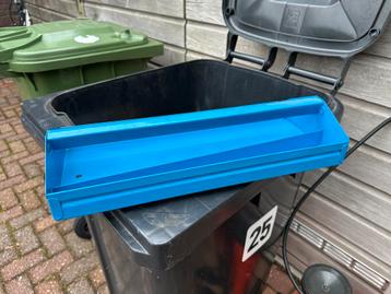 Blauw Gereedschapsbakje beschikbaar voor biedingen