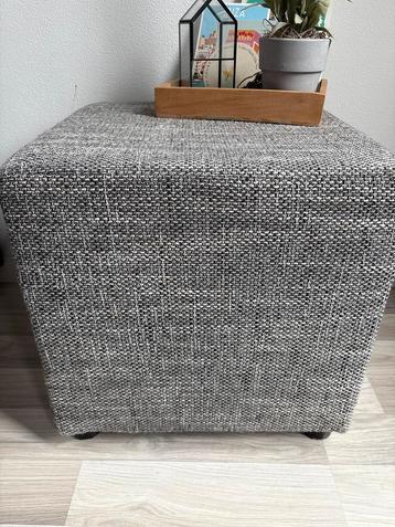 Grijze Stoffen Poef / Voetenbank beschikbaar voor biedingen