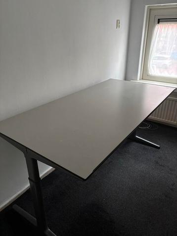 In hoogte verstelbaar bureau beschikbaar voor biedingen