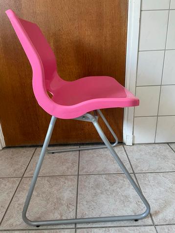 Roze Kunststof Stoel met Metalen Poten beschikbaar voor biedingen