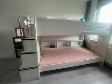 Stapelbed met planken boekenkast bunkbed evt met matras beschikbaar voor biedingen