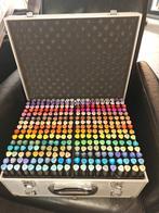300 twinmarkers in koffer, Hobby en Vrije tijd, Tekenen, Ophalen of Verzenden, Zo goed als nieuw, Overige typen