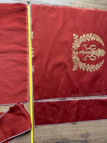 Rode stoelenstof restantjes beschikbaar voor biedingen