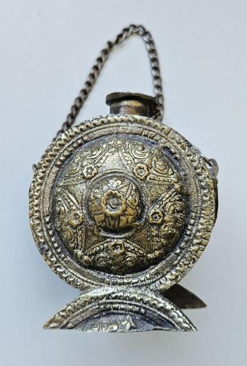 Prachtig gedecoreerd kruitbusje van koper beschikbaar voor biedingen