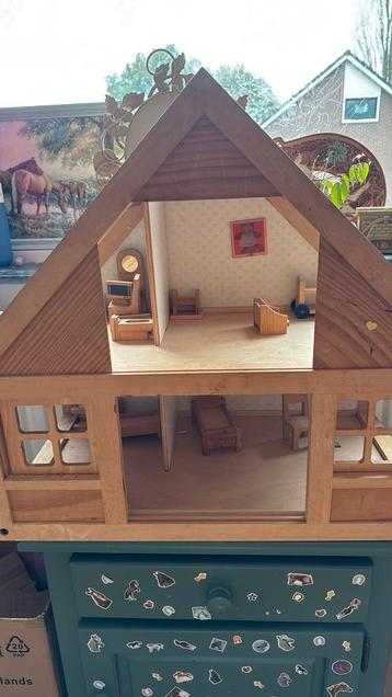 Houten poppenhuis beschikbaar voor biedingen