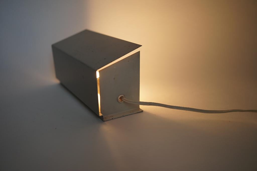 vintage minimalistisch wandlamp bedlampje  grijswit, ca. '70, Ophalen of Verzenden, Gebruikt, Overige materialen, Vintage design