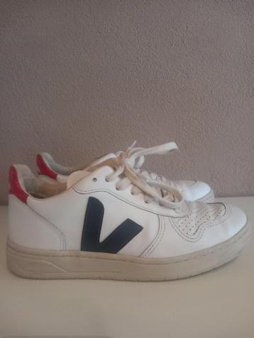 Veja. V10 Sneaker. Vegan leather. Maat 36 beschikbaar voor biedingen