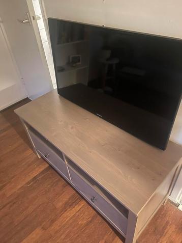 TV + TV meubel  beschikbaar voor biedingen