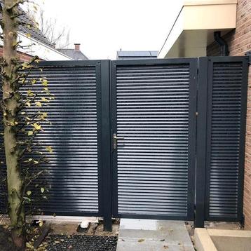 Zicht dichte poort. beschikbaar voor biedingen
