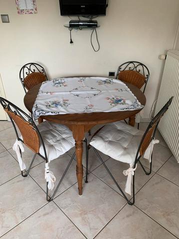 Houten Keukentafel + 4 Stoelen beschikbaar voor biedingen
