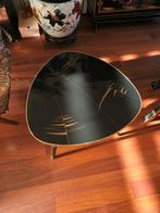 Driehoekig jaren zestig tafeltje, glazen bovenkant.., Ophalen, 50 tot 100 cm, Rond, 50 tot 100 cm