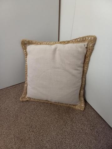 Sierkussen met gehaakte rand en binnenkussen. beschikbaar voor biedingen