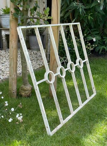 Brocante oud gietijzeren raamrooster / deurrooster wit beschikbaar voor biedingen