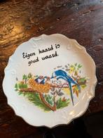 Porseleinen wandbord  eigen haard is goud waard, Antiek en Kunst, Ophalen of Verzenden