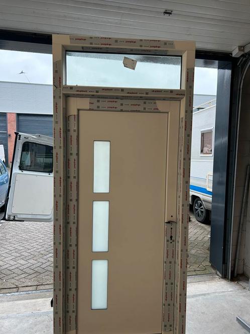 Nieuwe voordeur kunststof, Doe-het-zelf en Verbouw, Kozijnen en Schuifpuien, Nieuw, Deurkozijn, Kunststof, 75 tot 150 cm, Ophalen of Verzenden