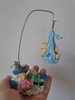 Baby van kunsthars met kinderspeelgoed 8.5x7.5x16cm, Verzamelen, Beelden en Beeldjes, Ophalen of Verzenden, Zo goed als nieuw