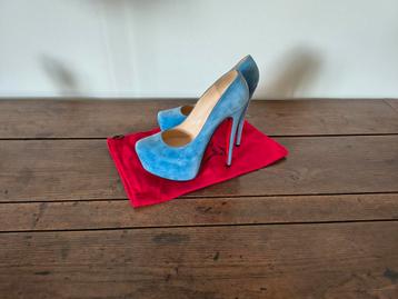 Louboutin suède high heels beschikbaar voor biedingen