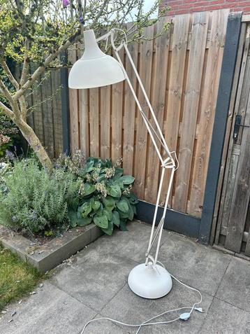 Witte vloerlamp beschikbaar voor biedingen