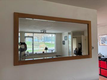 Spiegel met eikenhouten rand beschikbaar voor biedingen