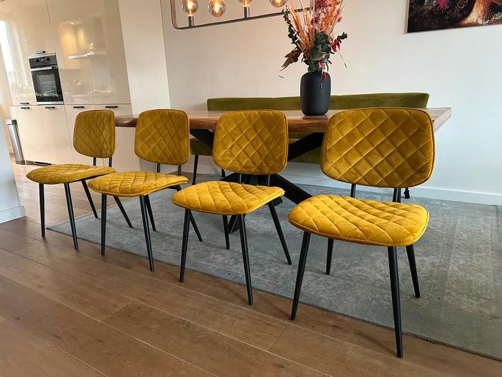 2 óf 4  velvet okergele eetkamerstoelen, Huis en Inrichting, Stoelen, Zo goed als nieuw, Twee, Stof, Overige kleuren, Ophalen of Verzenden
