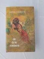 Titel: De drie zomers / Schrijver: Maria Oomkens, Gelezen, Ophalen of Verzenden, Nederland