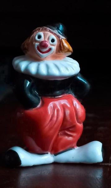 Een zeldzaam en klein keramisch beeldje  beschikbaar voor biedingen