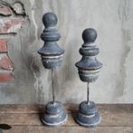 Set 2x landelijk sober stenen ornament op statief *Etage3*, ., Ophalen of Verzenden, Zo goed als nieuw, .